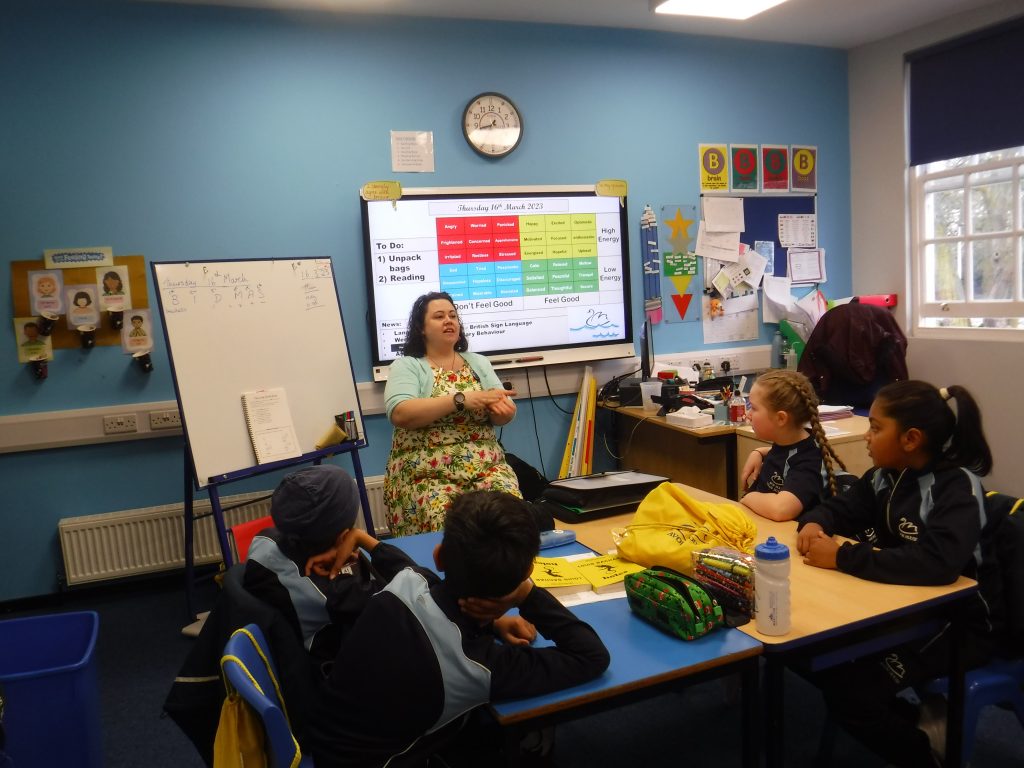 4 students sat with the teacher